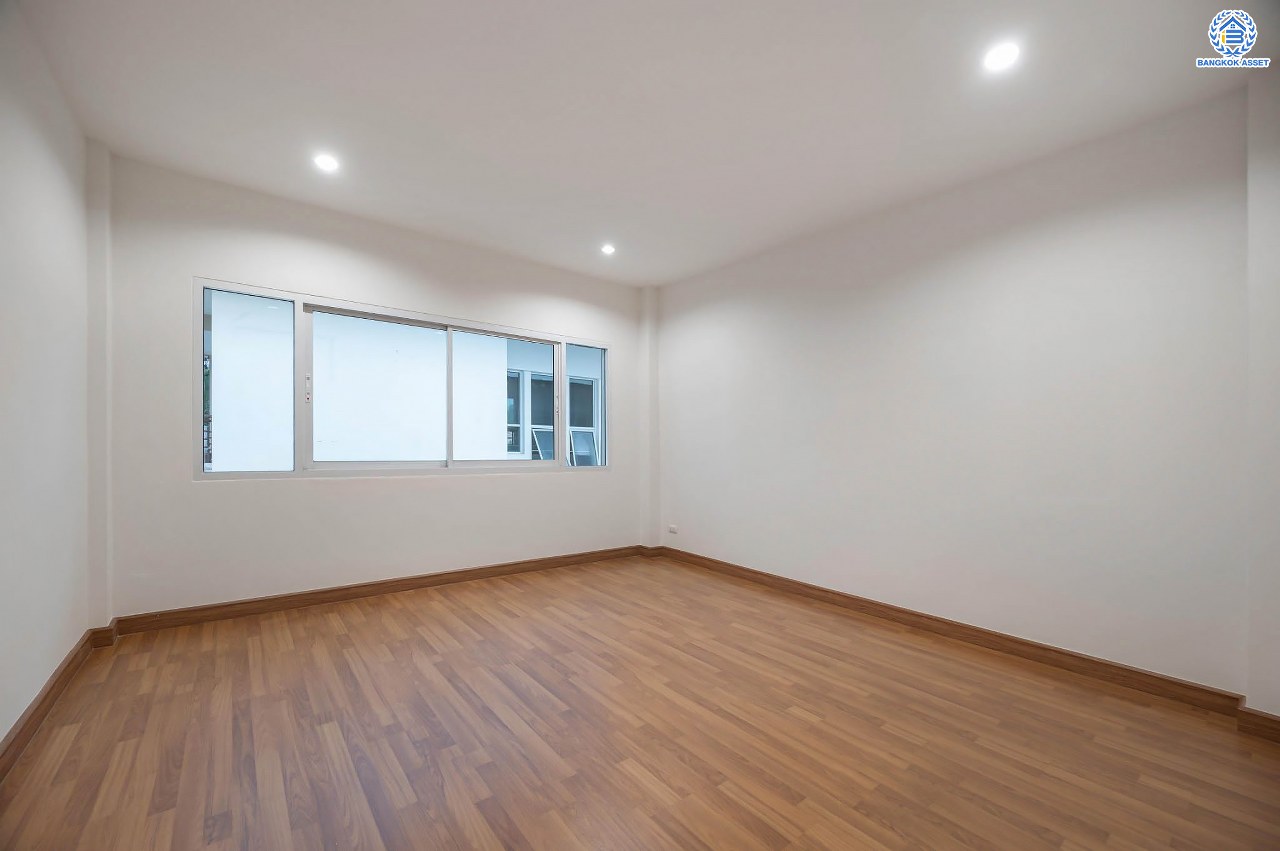 บ้านมือสองตกแต่งใหม่ โครงการ บุษราคัมรีเจนท์ ปิ่นเกล้า-บรมราชชนนี เนื้อที่ 54.20 ตร.ว. ฟังก์ชัน 3 ห้องนอน 3 ห้องน้ำ จอดรถได้ 2 คัน สภาพแวดล้อมดี เดินทางเข้าสู่เมืองได้สะดวกเชื่อมต่อ ถนนพุทธมณฑล สาย 2, ถนนบรมราชชนนี, ถนนกาญจนาภิเษก, ถนนศาลาธรรมสพน์ ใกล้เซ็นทรัลปิ่นเกล้า และ จุดขึ้นทางด่วน "ศรีรัช"...